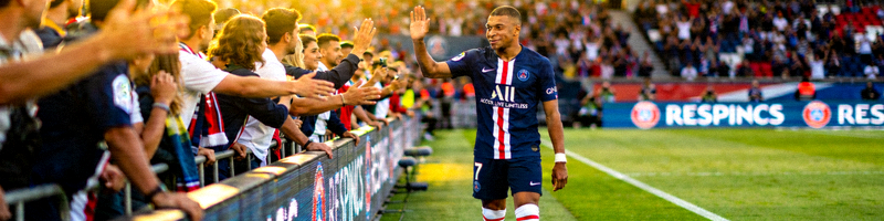 姆巴佩身穿巴黎圣日耳曼球衣向球迷致意